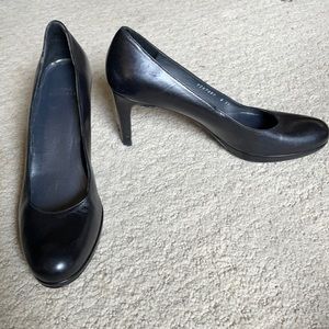 Stuart Weitzman black leather roundtoe 3"stiletto